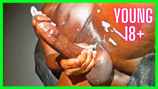 Joven amateur enorme polla negra chico masturbándose y derramando gran carga de leche cremosa amador pau grande