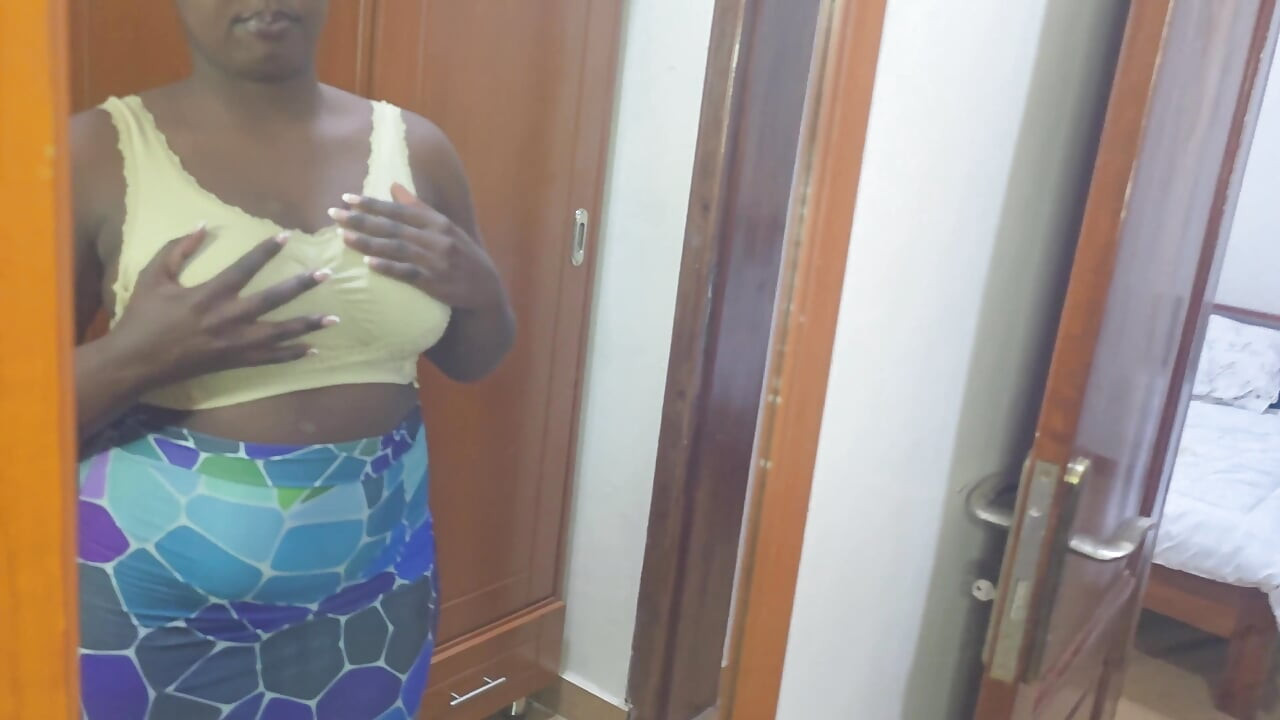 Afrikanisches hausmädchen im chefszimmer, komplettes video