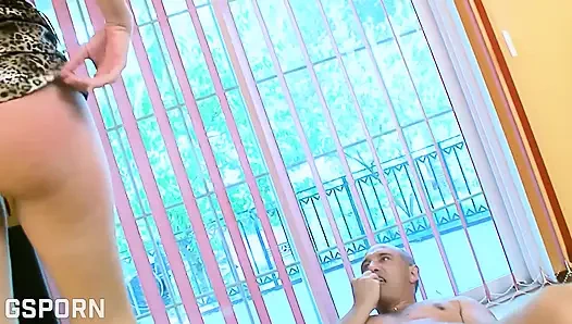 Amında cam dildo ve ateşli anal seks sert yarakla götünü sikiyor