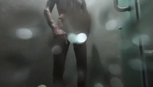 Cowok ini ngentot aku habis-habisan waktu aku lagi mandi