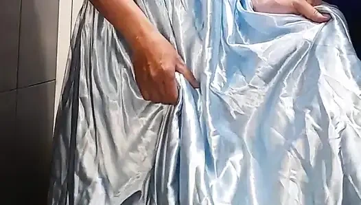 Travesti boşalması zarif saten top elbisesi giyiyor