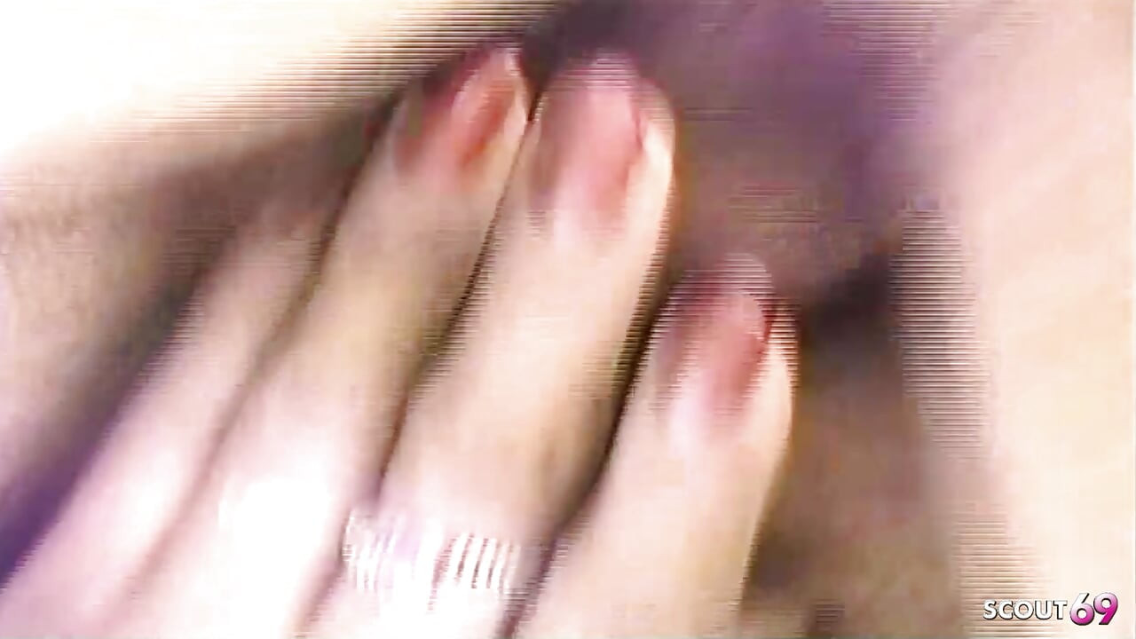 Pantat bahenol waria latina dengan toket besar di-gangbang habis-habisan di luar ruangan