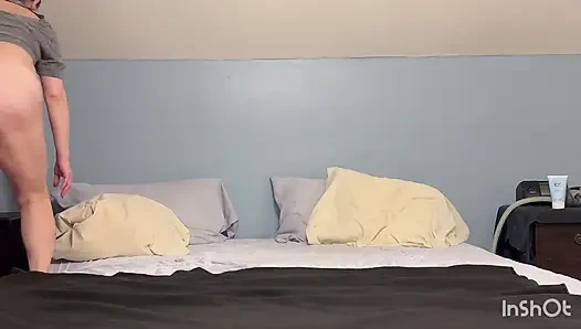 Свекровь заставляет его кончить во все ее дырки!