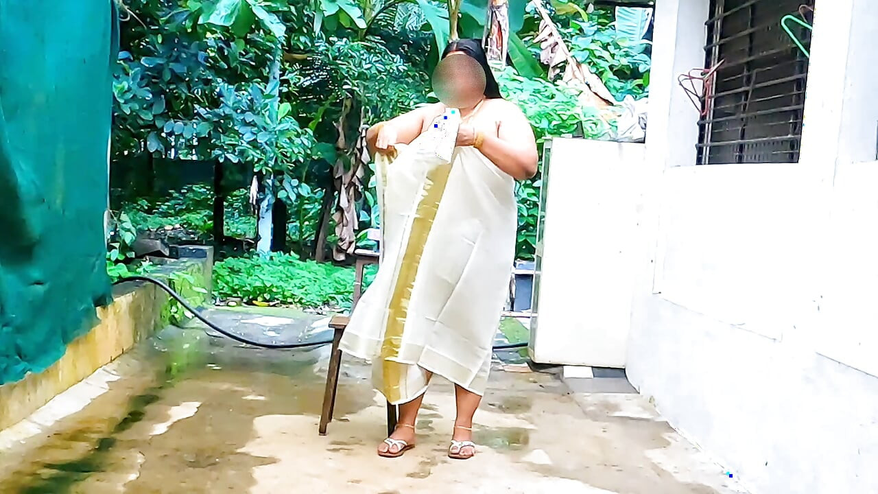 आउटडोर सेक्सी शरीर में अनावरण, पारंपरिक लंड और चोदने लायक लंड में मल्लू चोदने लायक मम्मी, अपनी बड़ी गांड और स्तन दिखा रही है
