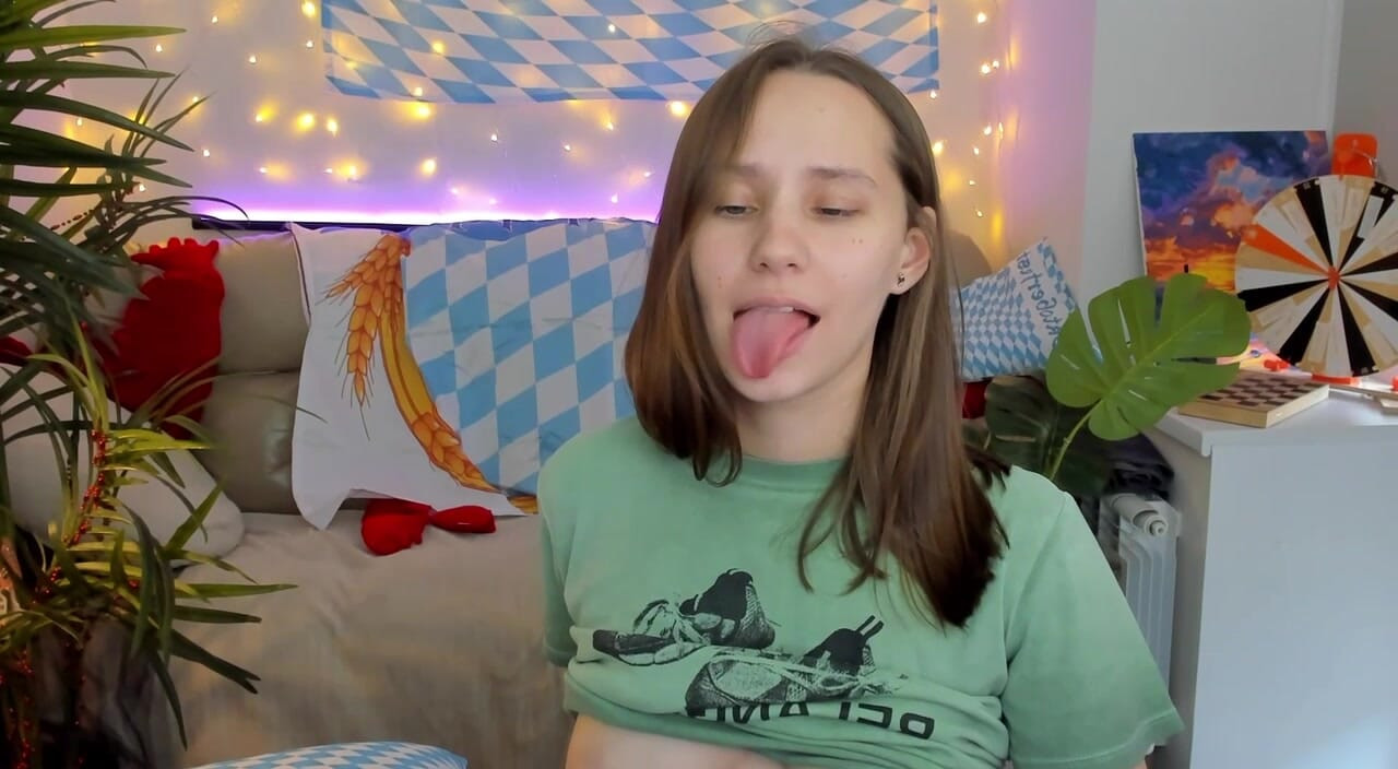 Wellustige teef droomt ervan om in de open mond en tussen enorme tieten geneukt te worden