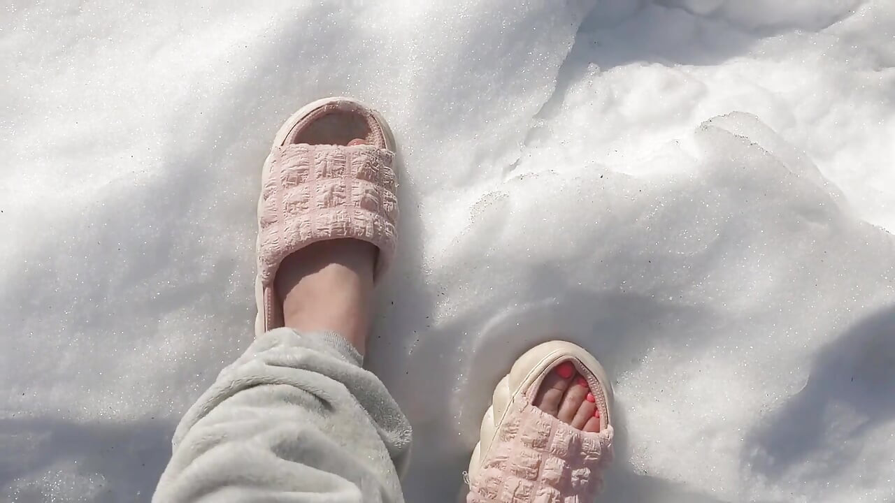 Camino descalza en la nieve, la nieve crujiendo bajo mis dedos de los pies.