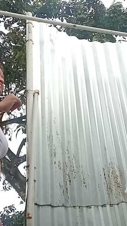 Kamera, plaj soyunma odasındaki kadını fark etmeden kaydediyor (amatör) | Klip 1