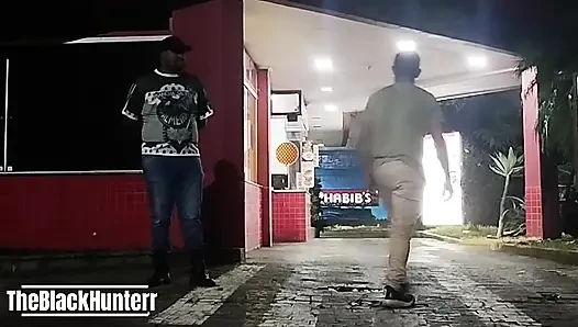 Sokakta emziren yabancı
