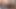 ブルネットの女の子が、きつい膣に長いチンポを受けて自慰行為をしている