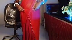 Solo canon et sexy dans une fille d’humeur sexy montrant ses seins en sari et soutien-gorge