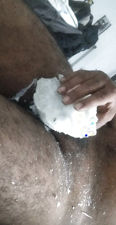 মোম পুরো লিঙ্গ ও অণ্ডকোষে।