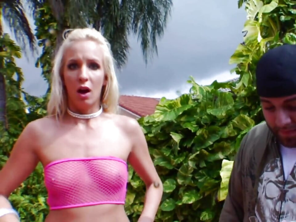 Loira gata provoca cara e depois dedos para orgasmo explosivo