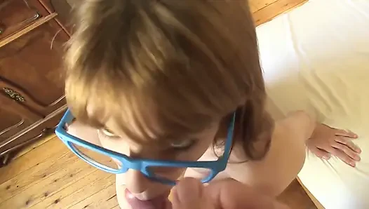 Kız arkadaşım sert anal sikişmeden önce arabada sikimi emiyor