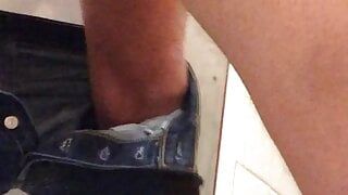 Subman68 gezaaid door meneer in openbare toiletcabine