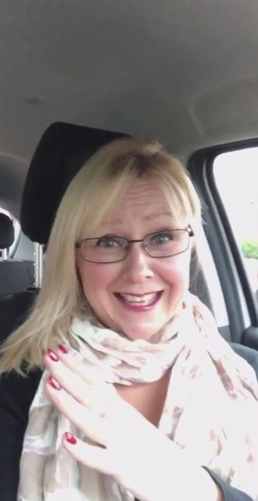 BLONDE MILF SHOWS CLEAVAGE