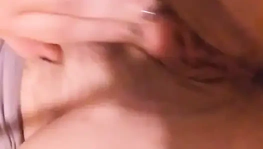 Соло-игра волосатой киски в видео от первого лица