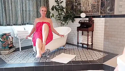 Istri dewasa yang cantik menikmati seks di kamar mandi