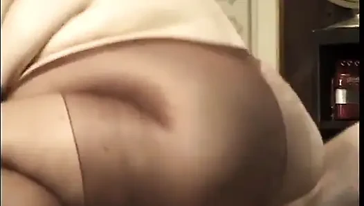 Pelacur gemuk dengan rambut dicat dan tato suka menunggangi kontol gaya cowgirl