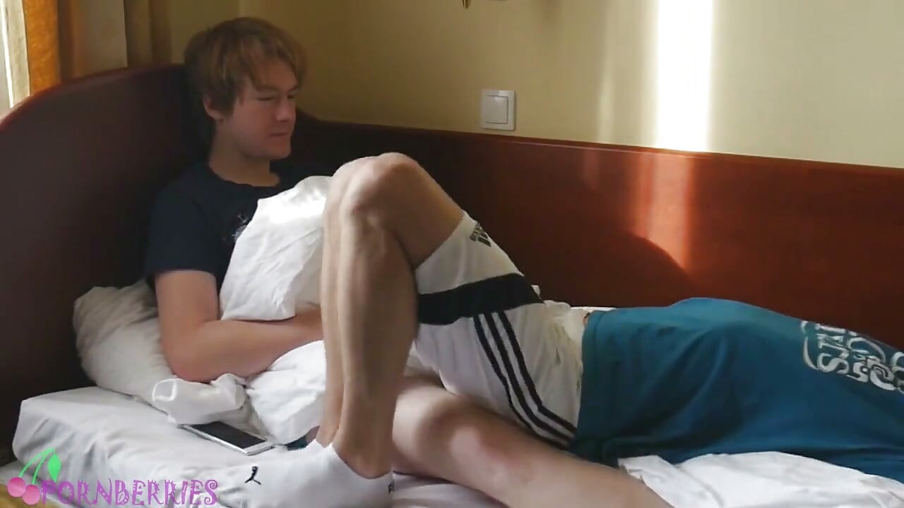 ホテルの部屋でイケメンの足を使う