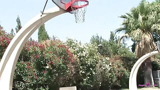 Na een serieus potje basketbal neukt dit zwarte stel heel hard en komt samen klaar