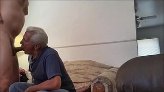 Dziadek z białymi włosami wysysa dużego kutasa