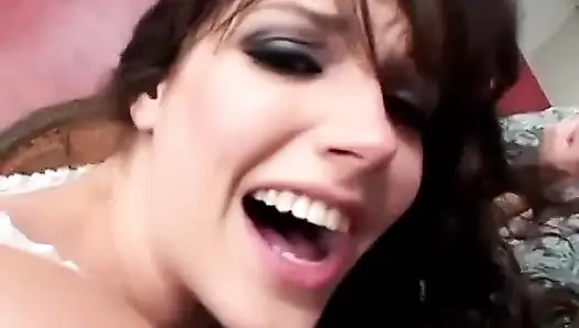 Schöne titten bobbi Star im bett ficken und lutschen zwei harte schwänze