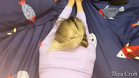 Die Blonde lutscht eine große Blase, bekommt Sperma auf die Zunge und schluckt
