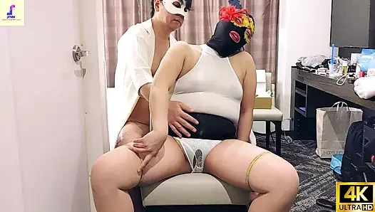 Cewek sange ini lagi asik masturbasi sampai cairan memeknya menetes saat lagi cosplay