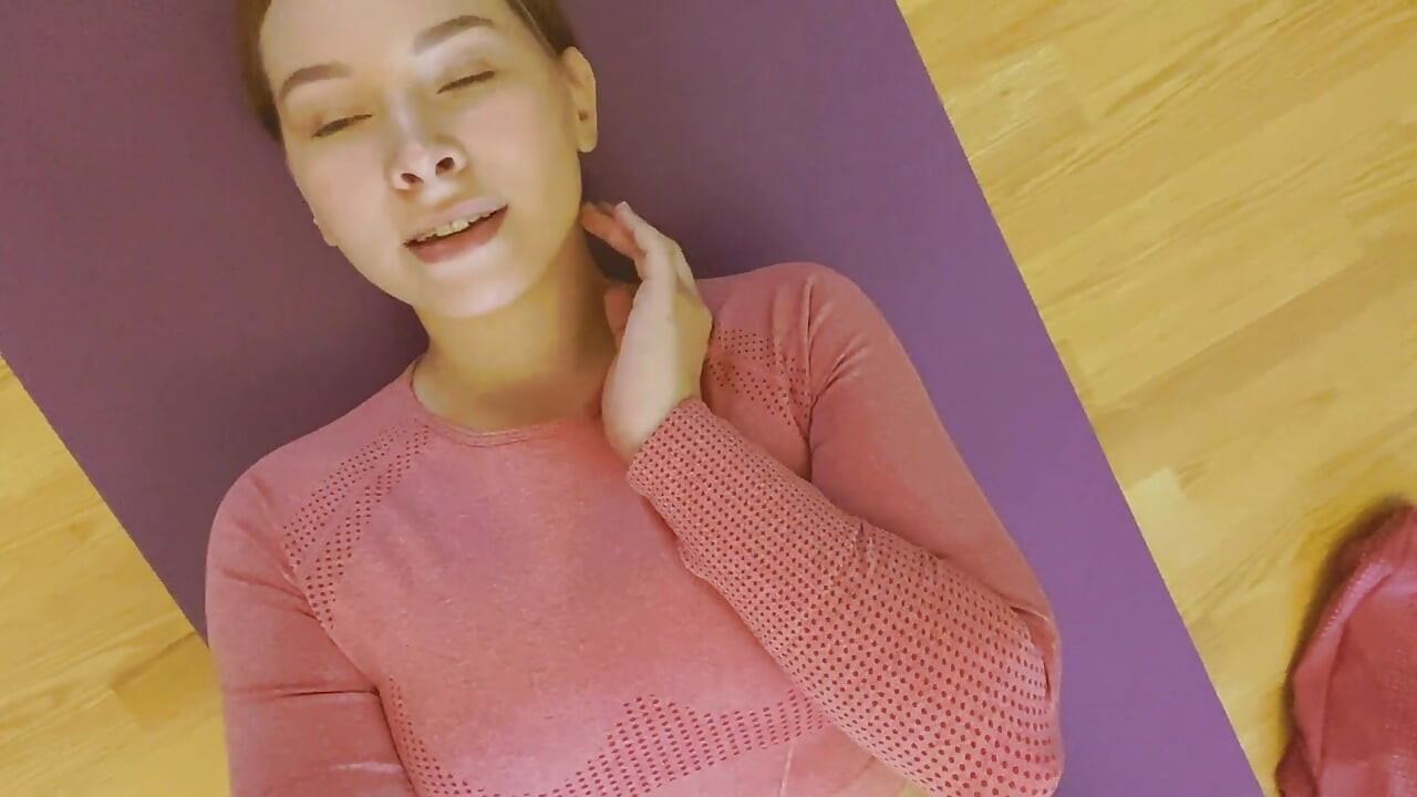 โยคะในเลกกิ้งรัดรูปแล้วช่วยตัวเองบนเสื่อ