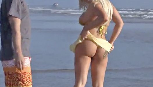 Блондинку с большой попкой сняли для секса на пляже