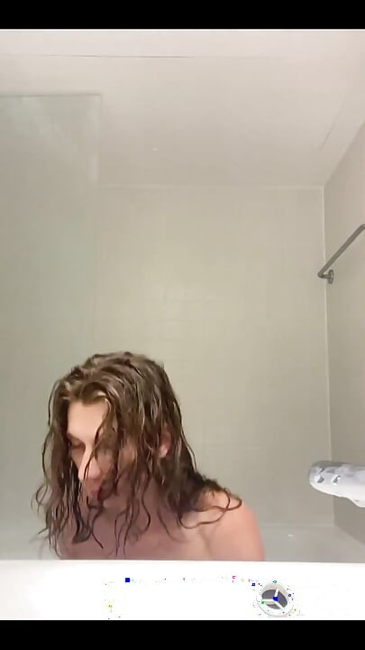 Francuski femboy se tušira i sprema za spoj