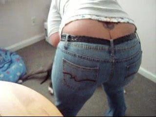 Donna em jeans apertados