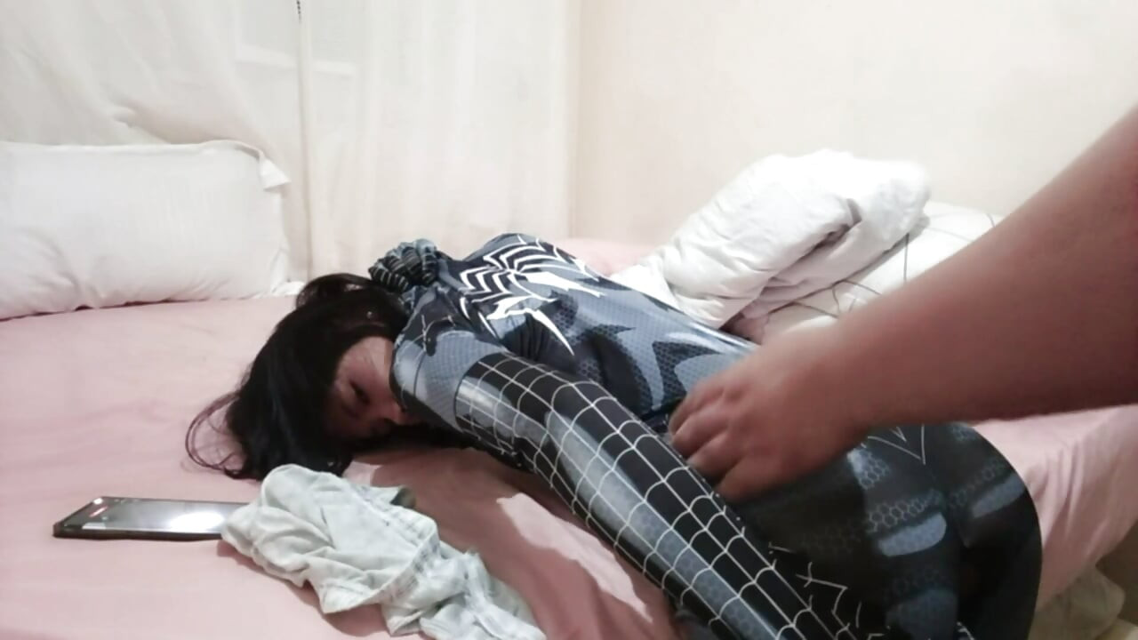 Spidergirl haciendo lo que sea necesario para obtener mi semen - parodia porno