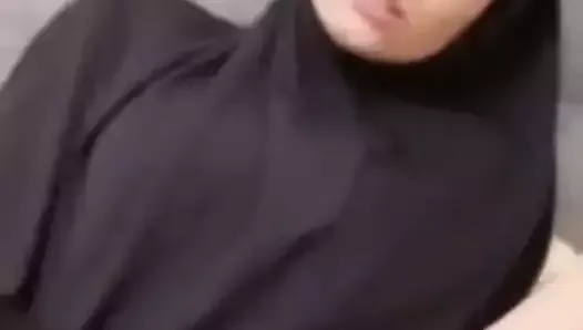 Chica en hijab frota coño en webcam
