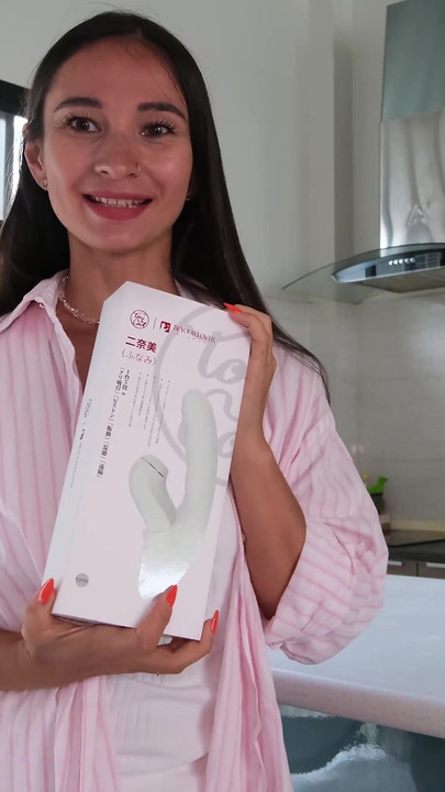 Desempacitando e testando novos super brinquedos na mesa da cozinha