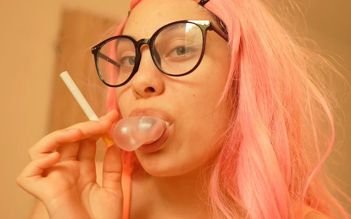 Je stiefmoeder kauwgom en pijpt bubbels, dan rookt ze rook terwijl ze kaauwt, en pijpt