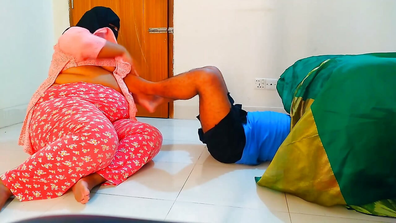 Ein mann bleibt unter dem bett stecken Dann fickt ihn ein pakistanisches heißes bbw-Hijab-mädchen. Cowgirl mit dickem arsch und möpsen
