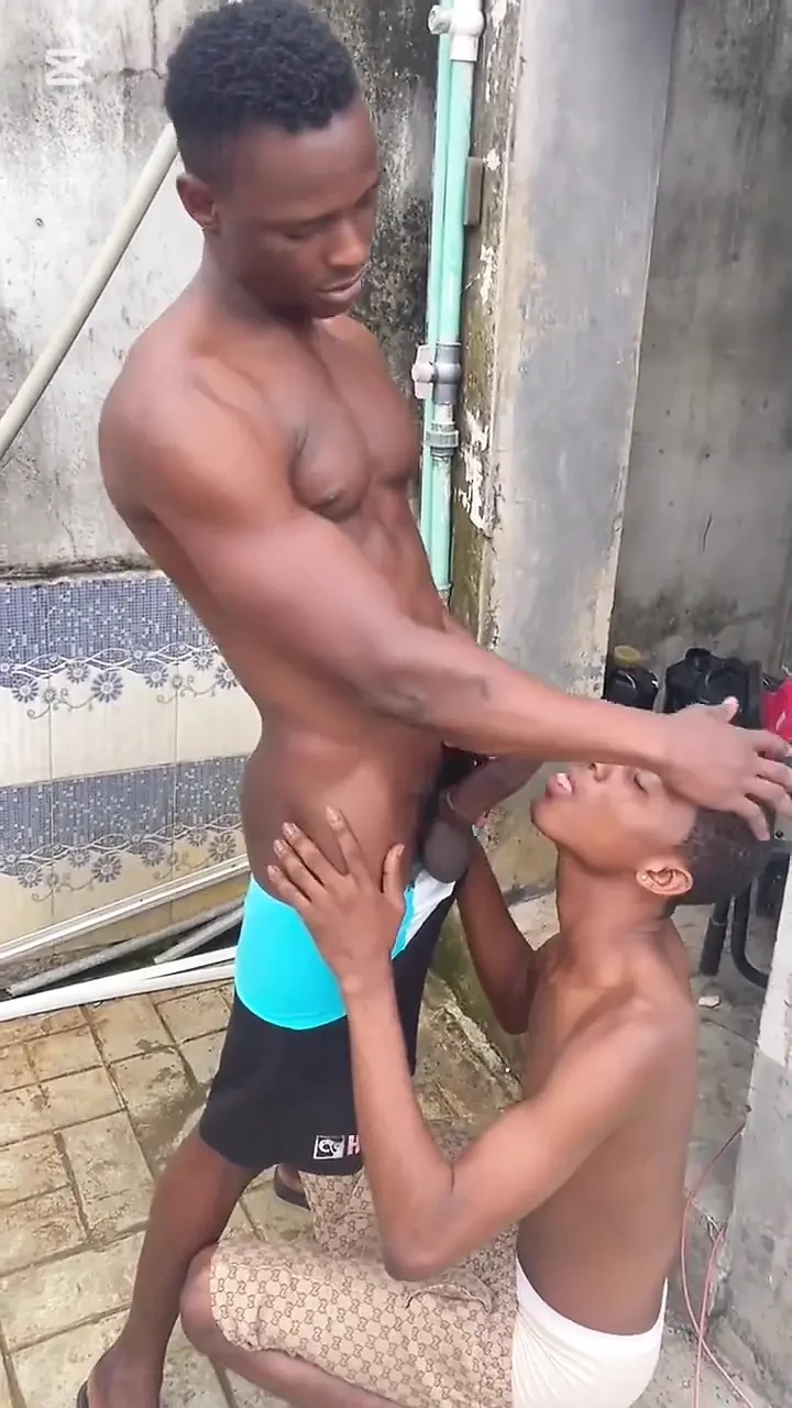 De kleine twink-kerel geneukt