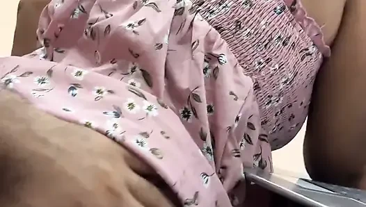 Cantik berambut cokelat dengan bibir indah mengisapnya enak