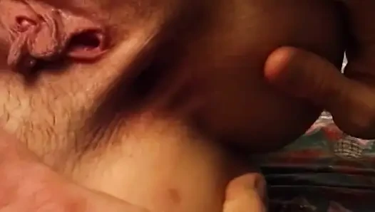 Azgın sarışın orta yaşlı seksi kadın ıslak kıllı amcığının derinliklerinde parmaklanıyor