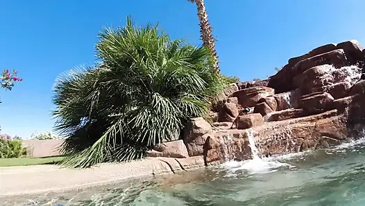 Heißer lesbischer interracial spaß im pool