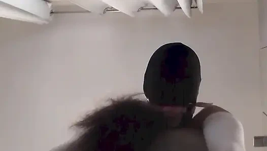 MILF gözleri bağlı ve ağzı bağlanmış, vajina ve ağzında sevişti