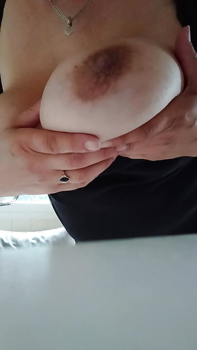 Titten selber lecke und erwischt