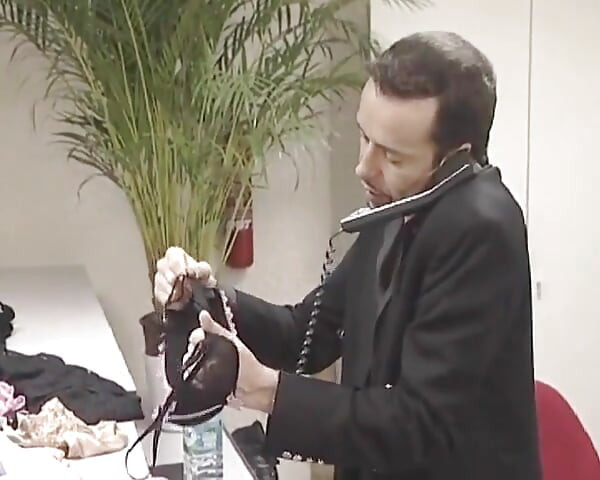 21 anos, secretária fodida anal da França martelada no escritório