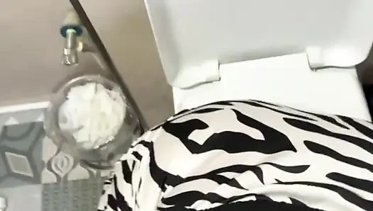 pawg masturbation im öffentlichen badezimmer