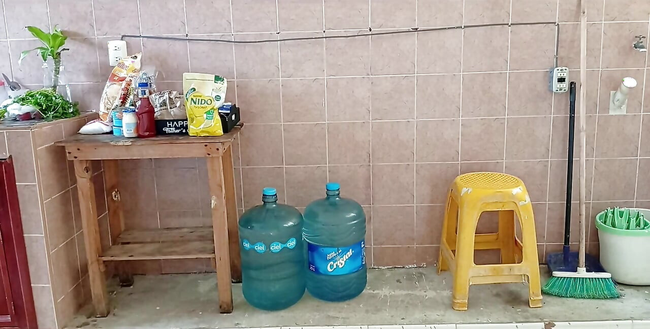 Tombul üvey anne mutfağı yıkıyor ve temiziyor