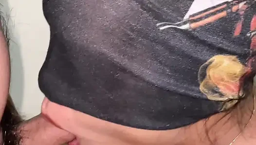 Einen blowjob von einer jungen frau bekommen, bis sie nach innen kommt.