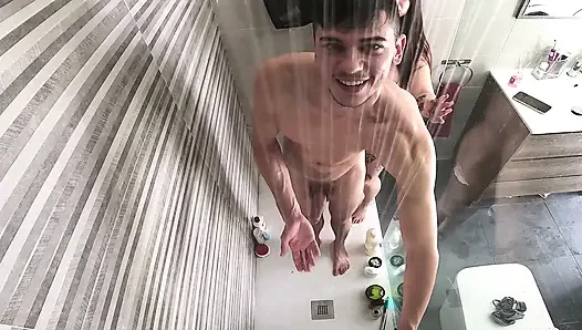 Mereka Berhubungan Seks Di Kamar Mandi Untuk Pertama Kalinya