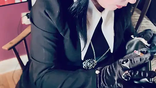 Rabu Addams, tina snua, si cewek pecinta lagi asik merokok dengan sarung tangan - si perokok merokok melayang-layang, inhales selangkangan oMI tip to tail