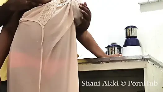Sri Lankalı olgun orta yaşlı seksi kadın evde yokken kocasını aldatıyor